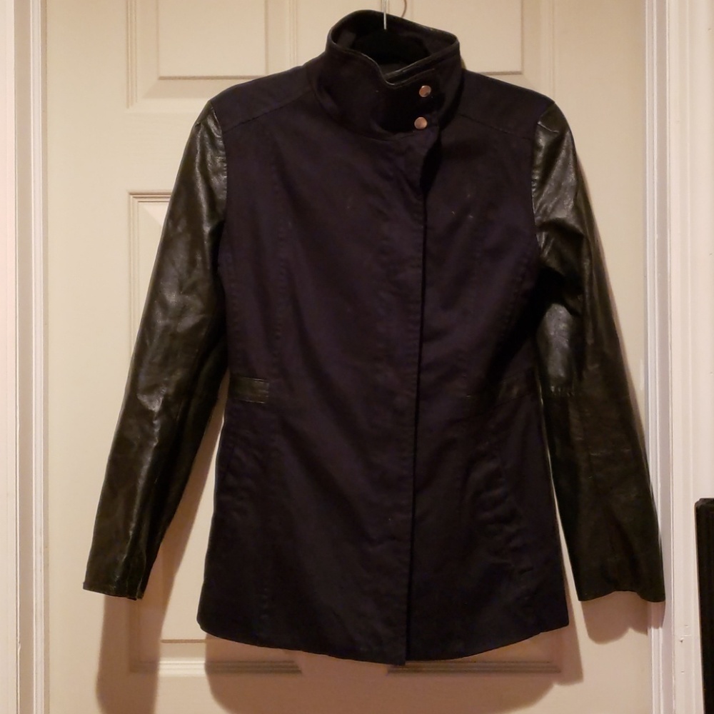 Fitted jacket with leather sleeves